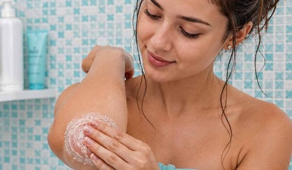 روش‌های موثر برای رفع تیرگی آرنج و زانو در خانه