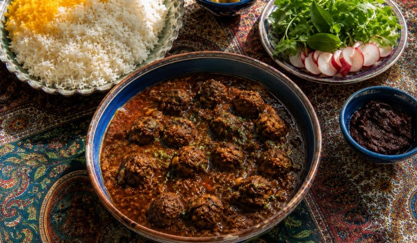 طرز تهیه خورش داوود پاشا؛ خورشتی خوش‌عطر با گوشت قلقلی و رب انار